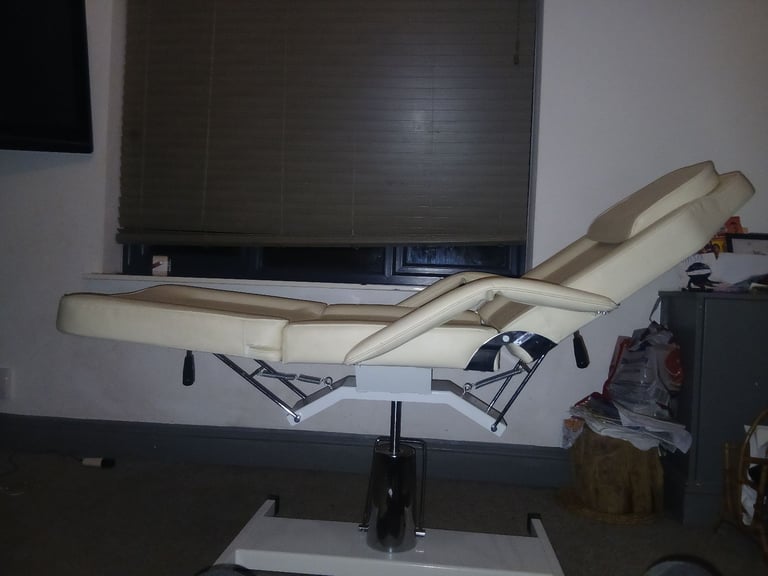 image for  💆‍♀️ Professional White Massage / Beauty Bed – Excellent Condition