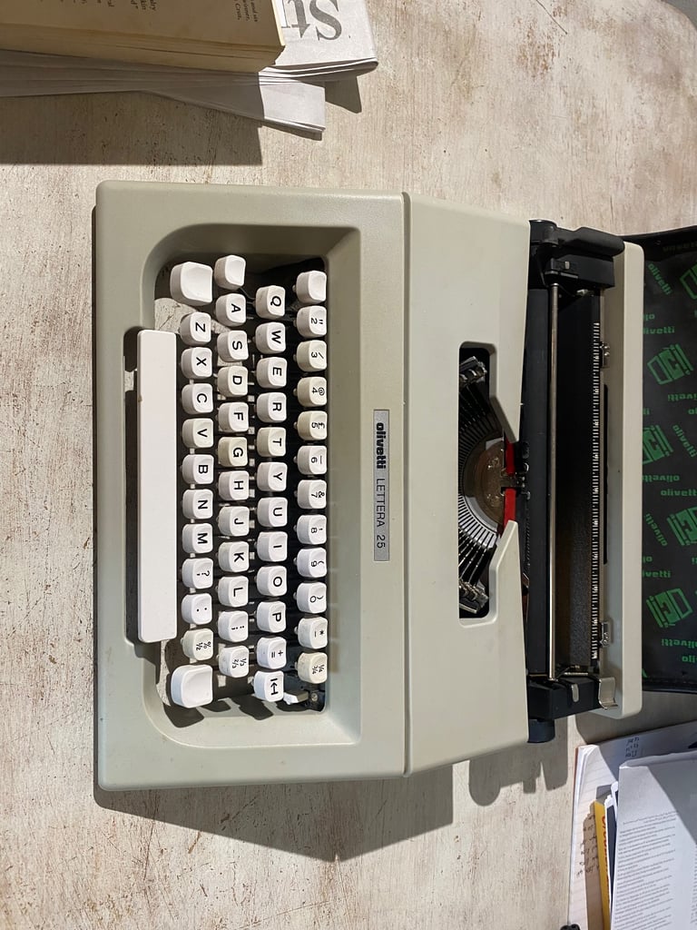 Olivetti Lettera 25 Typewriter
