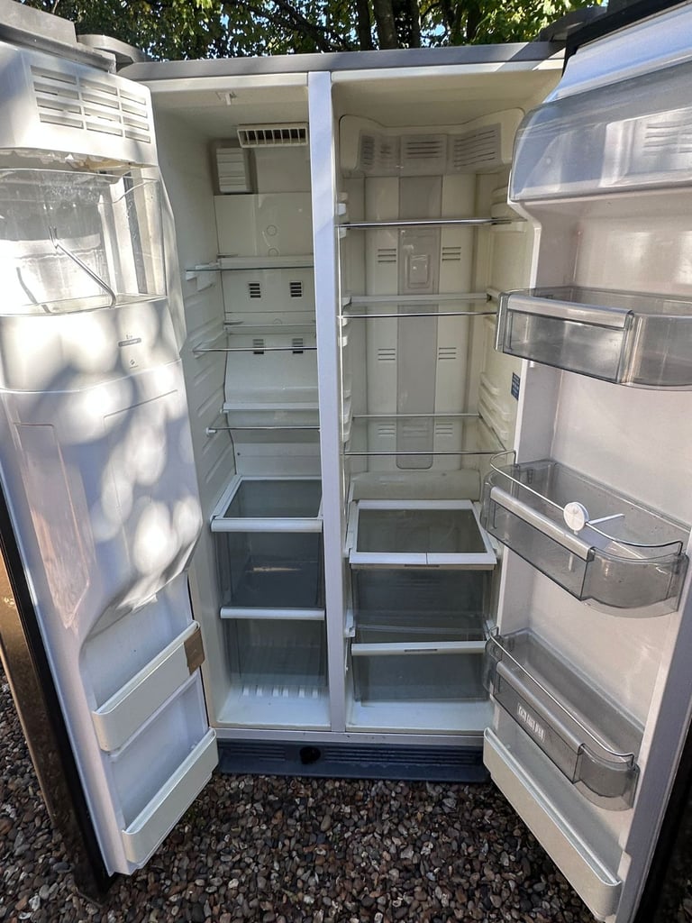 image for American fridge freezer with water and ice dispenser for £230