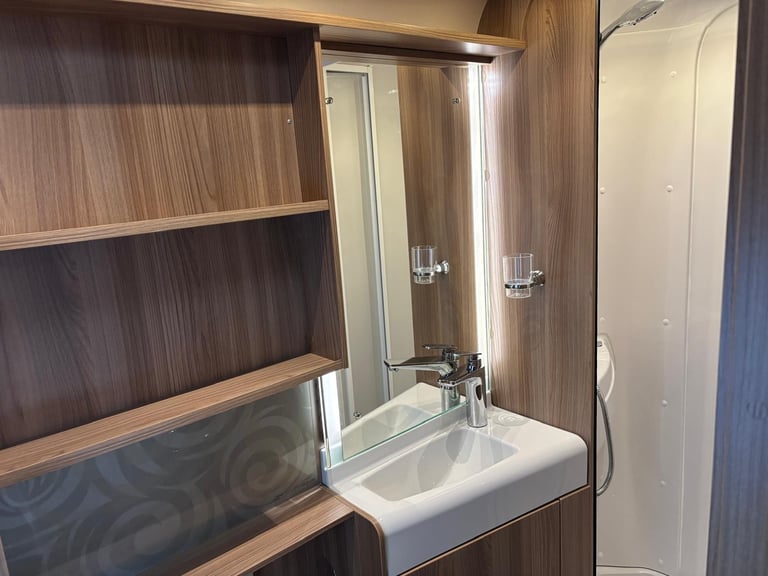 2016 SWIFT CONQUEROR 645, ISLAND BED, TALL FRIDGE, ALDE, SOLAR