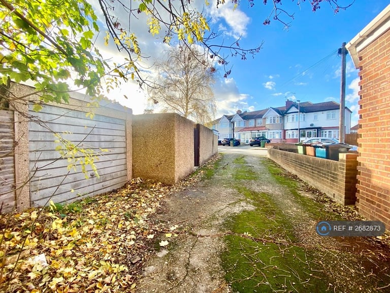 3 bedroom house in Warden Avenue, Harrow, HA2 (3 bed) (#2682873)