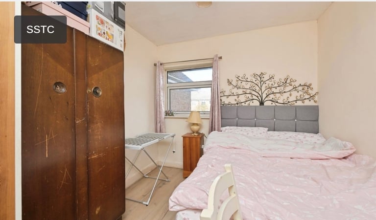 Single room in a quiet house 