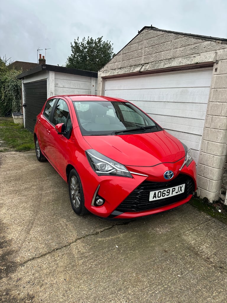Excellent Toyota Yaris 1.5 hybrid very low mileage for sale.