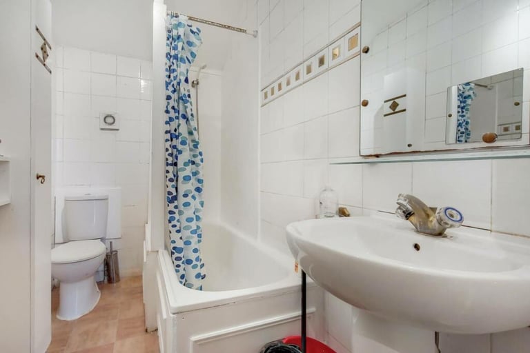 3 bedroom flat in Balham Hill, London, SW12