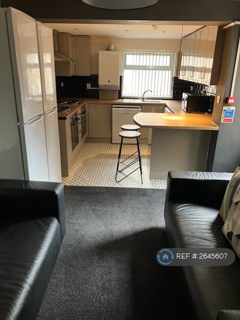 7 bedroom house in Albert Road, Middlesbrough, TS1 (7 bed) (#2645607)