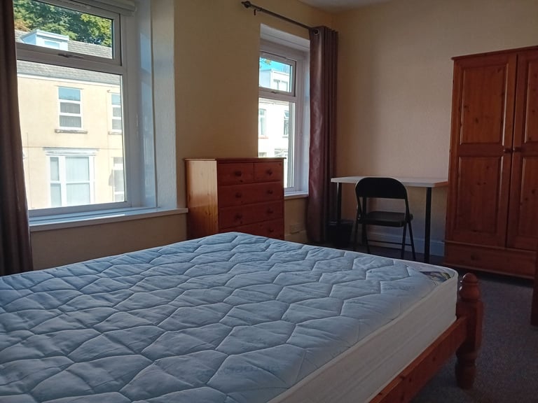 4 DOUBLE ROOMS IN WESTBURY STREET HOUSE TO RENT- STRICTLY STUDENTS ONLY.