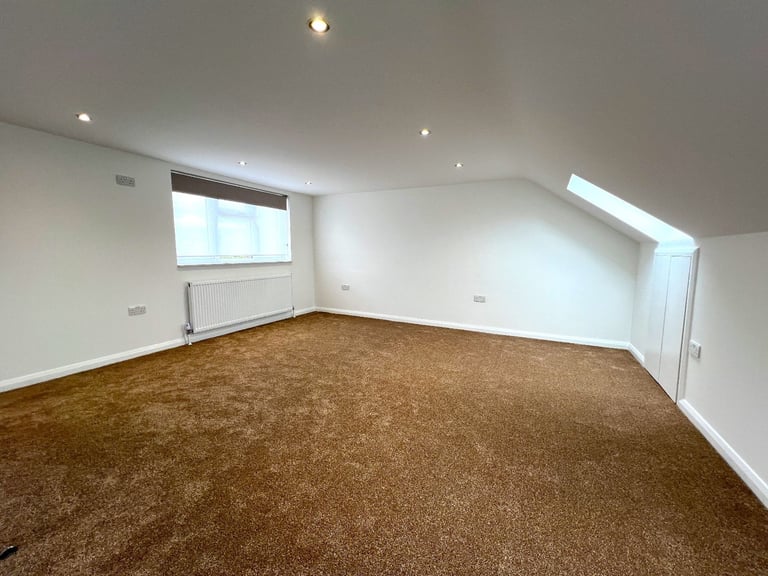 Out class spacious 5 bedrooms semi-detached house in Bakingside, Ilford --Company let allowed