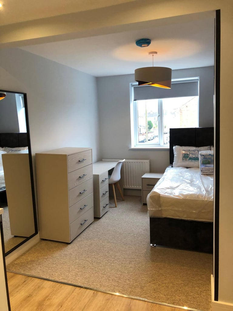 LOW DEPOSIT Two Ensuite Rooms To Let AVAILABLE NOW