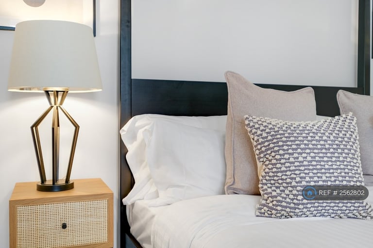 3 bedroom house in Green Park Village, Reading, RG2 (3 bed) (#2562802)