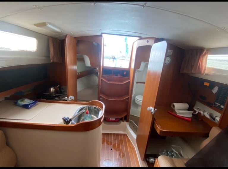 Free storage Hunter horizon 30 sailboat boat bilge keel yacht 