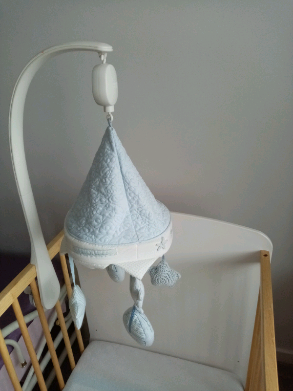 Cot bedding +mobile 