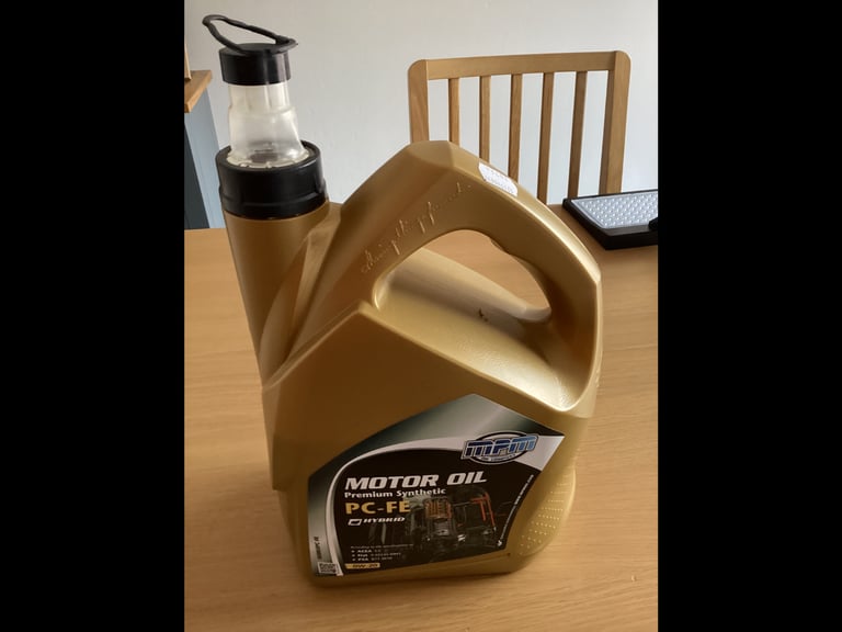 MPM premium synthetic motor Oil 0w-20 Over 3.5 Lts left from a 5 ltr can. 