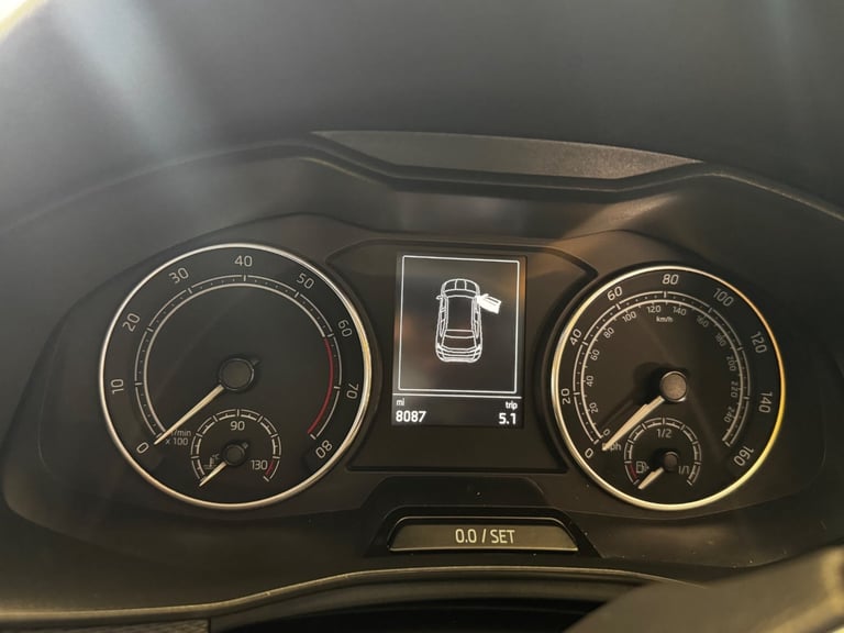 One Owner | Rear parking sensors| Apple Car play