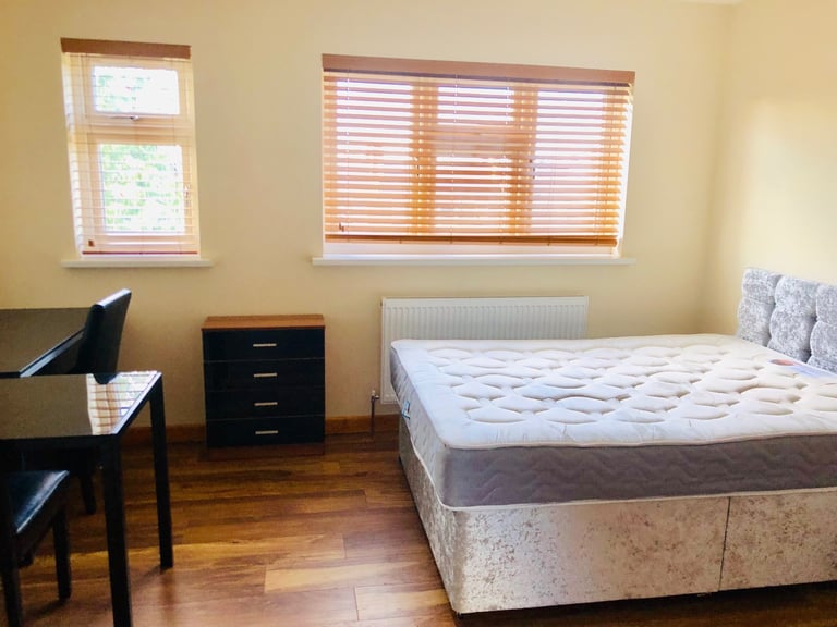 Loft Studio for couple in Chingford £1150 INC BILLS