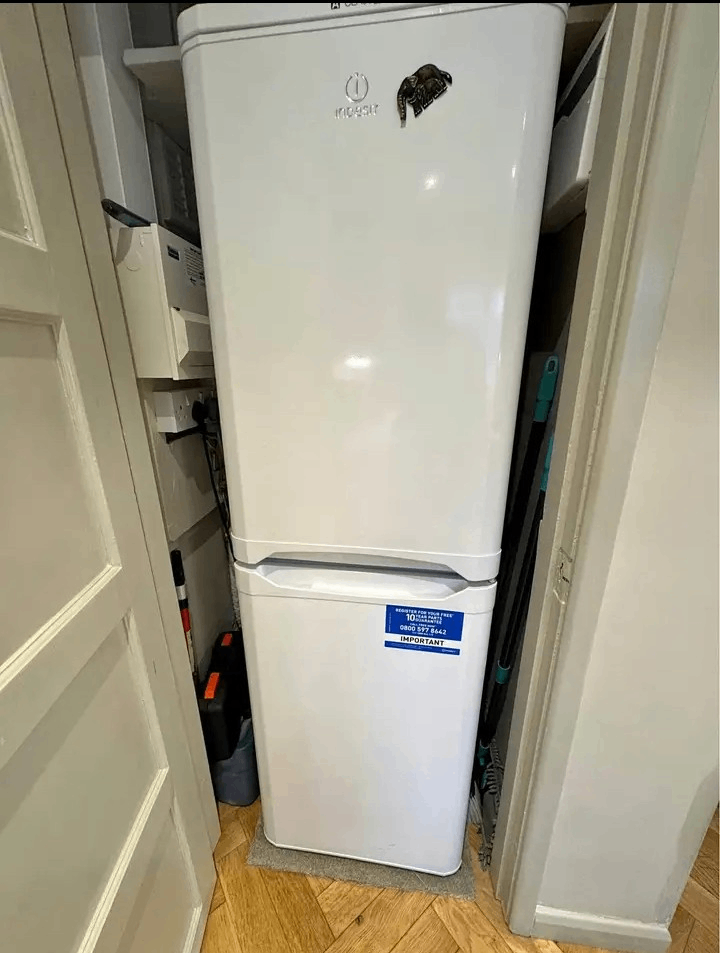 Lovely clean white indesit 6ft tall class a+ frost free fridge freezer+good working order+DELIVERY 