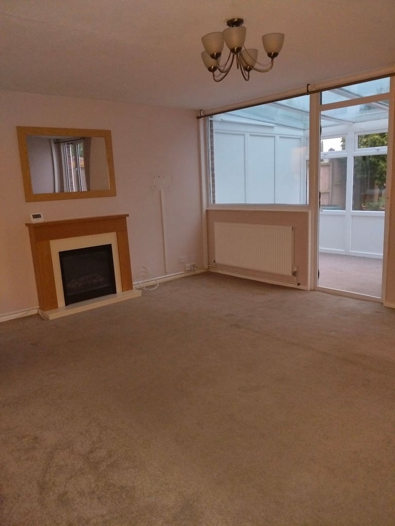 3 bed house with driveway, garage and conservatory in Coventry, CV5