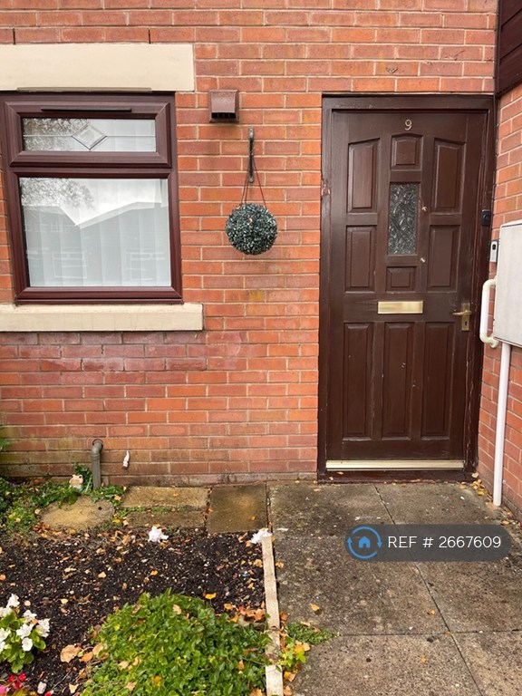 1 bedroom flat in Willow Court, Standish, Wigan, WN6 (1 bed) (#2667609)