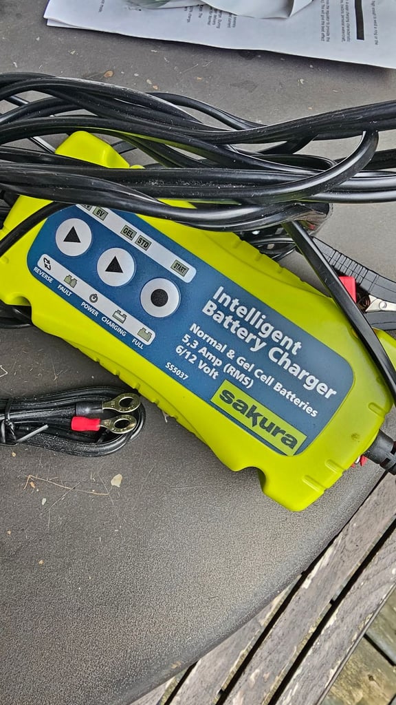 Car charger 12v / 6v 