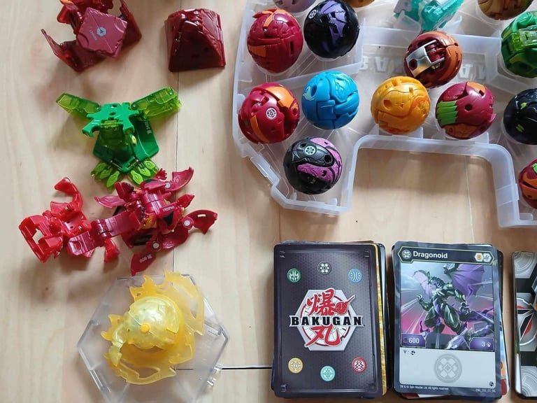 Large Bakugan bundle with 32 bakugan, storage case and cards