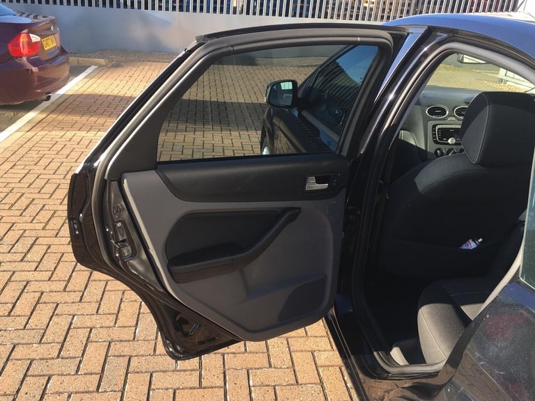 2010 Ford Focus 1.6 Titanium 5dr HATCHBACK Petrol Automatic