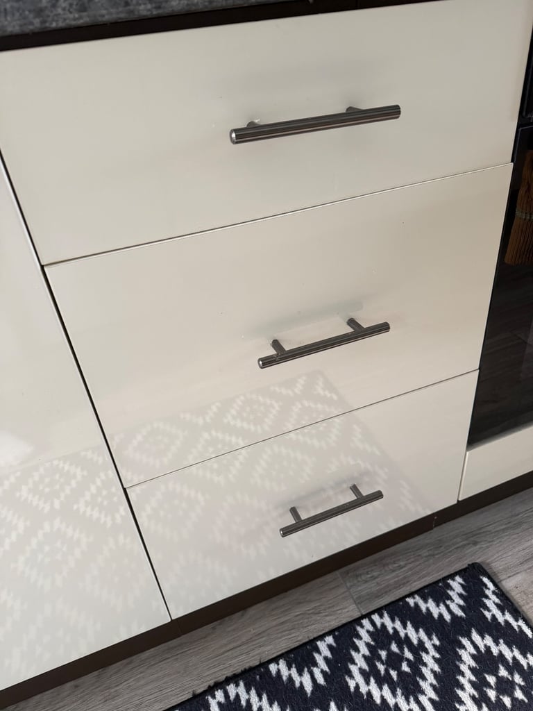 Cream gloss howdens cupboard doors/draws