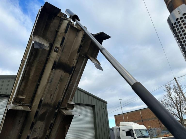 Scania P370 CB 8X4 MANUAL GEARBOX EURO 6 TIPPER