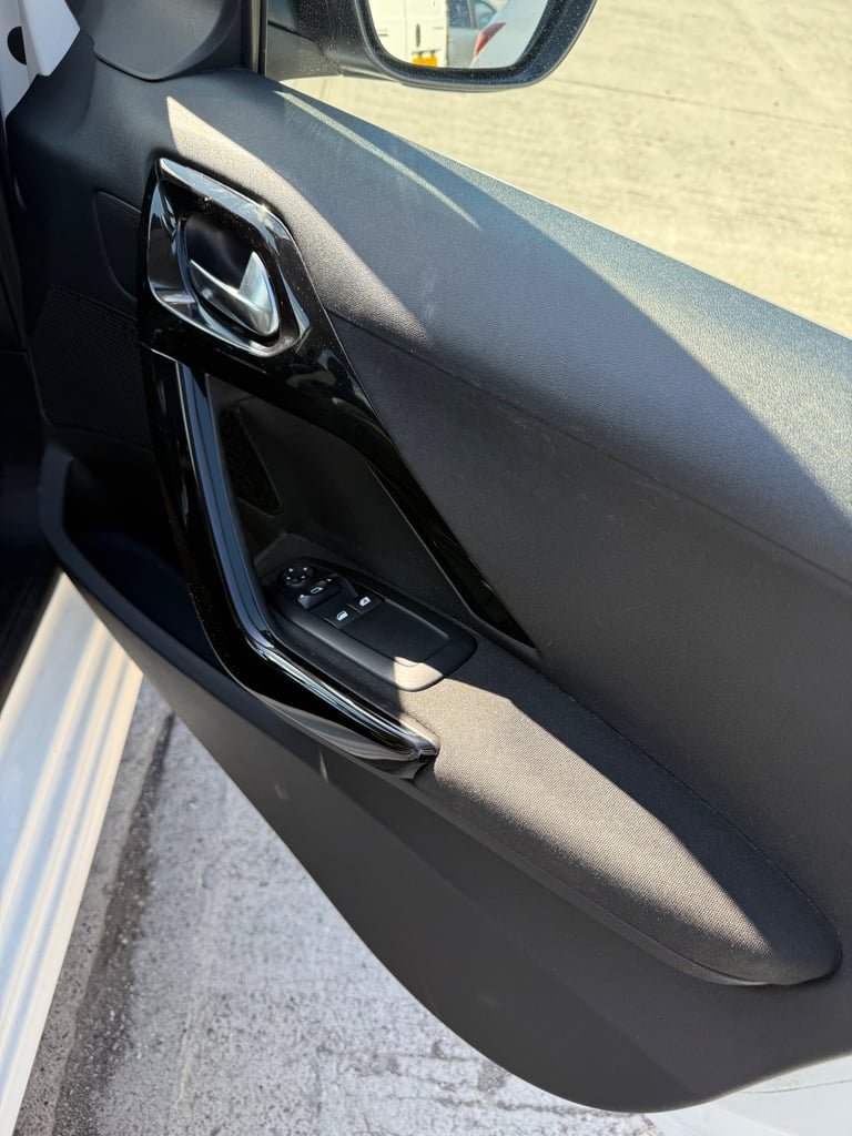 Peugeot, 208, Hatchback, 2015, Manual, 1560 (cc), 5 doors