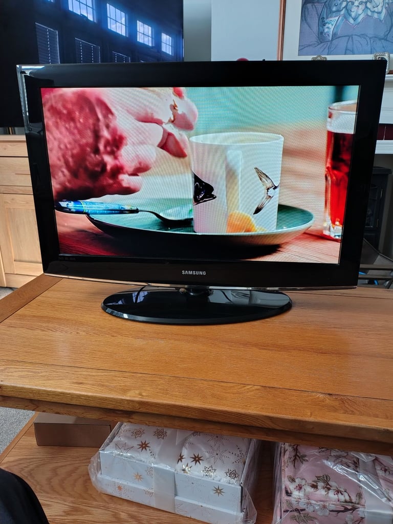 image for Samsung le32a457c1d TV
