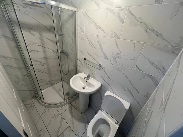 THREE BEDROOM HOUSE TO RENT ** EXCELLENT TRANSPORT LINKS VIA WARWICK ROAD AND STRATFORD ROAD ** 