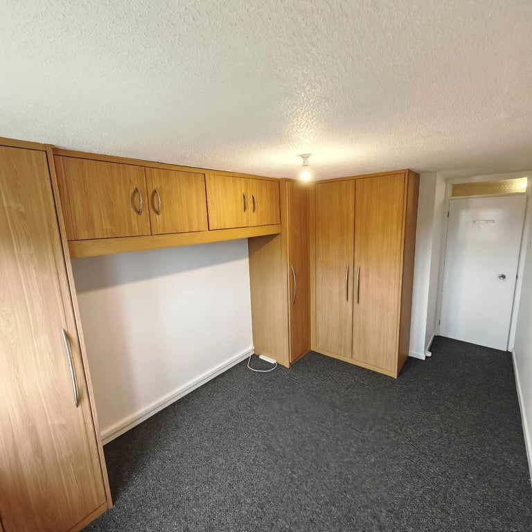 * Available to Rent - DUMBARTON - 2-BED FLAT - UNFURNISHED *