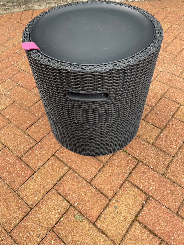 Rattan beer and drinks cooler table