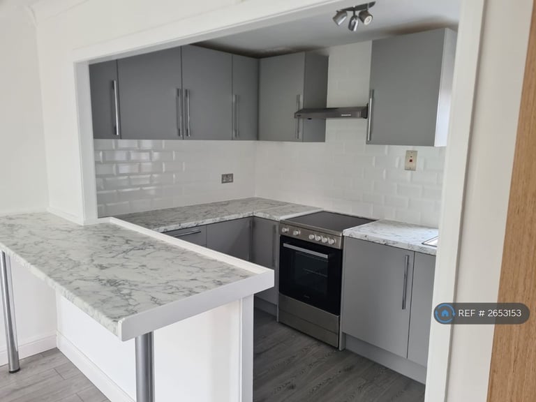 2 bedroom flat in Egmont Road, Walton-On-Thames, KT12 (2 bed) (#2653153)
