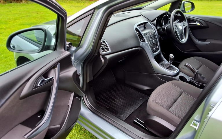 2015 Vauxhall Astra 1.4i 16V Design 5dr HATCHBACK Petrol Manual