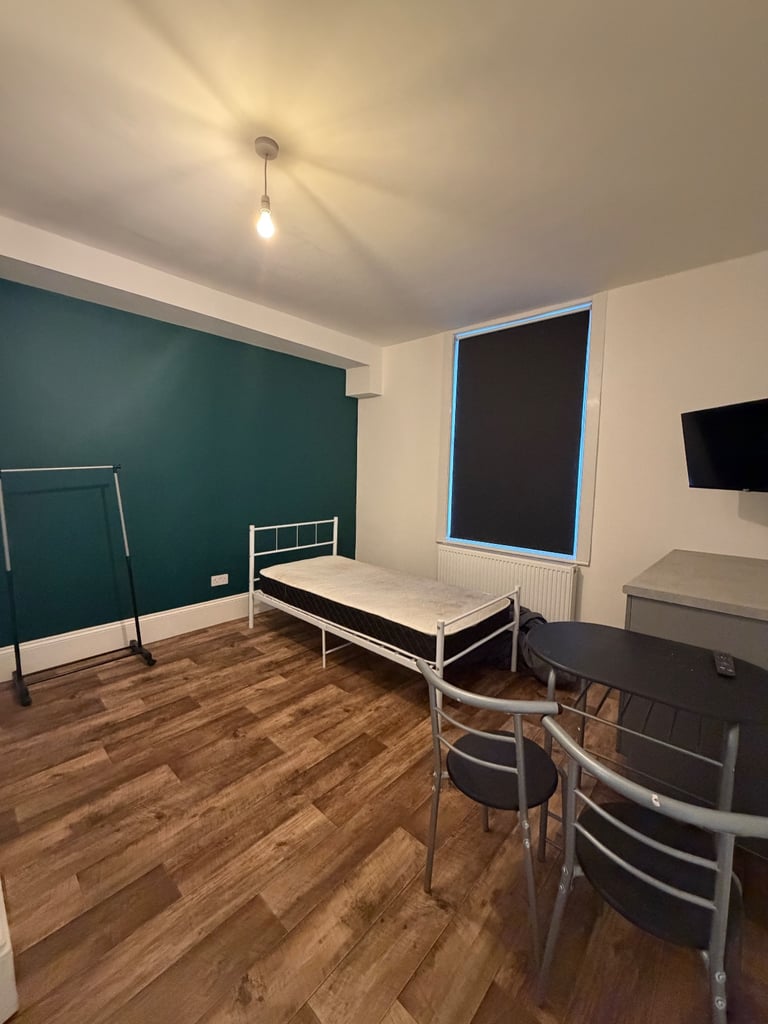 Large double room, with en-suite shower room - All bills included