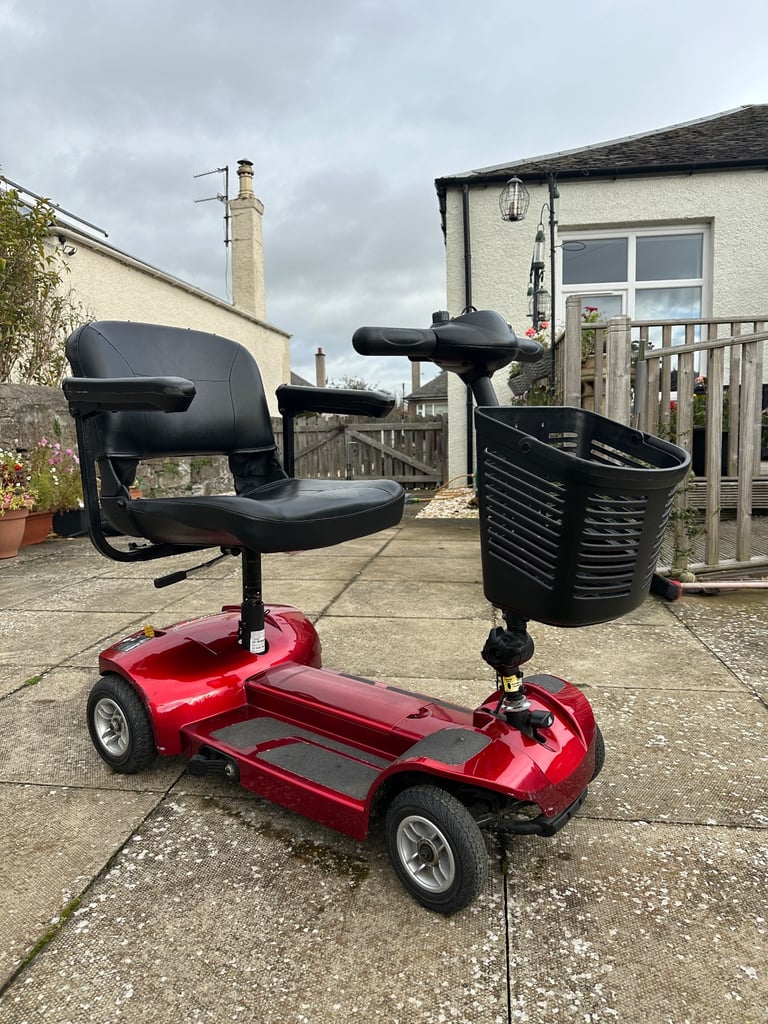 Folding mobility scooter