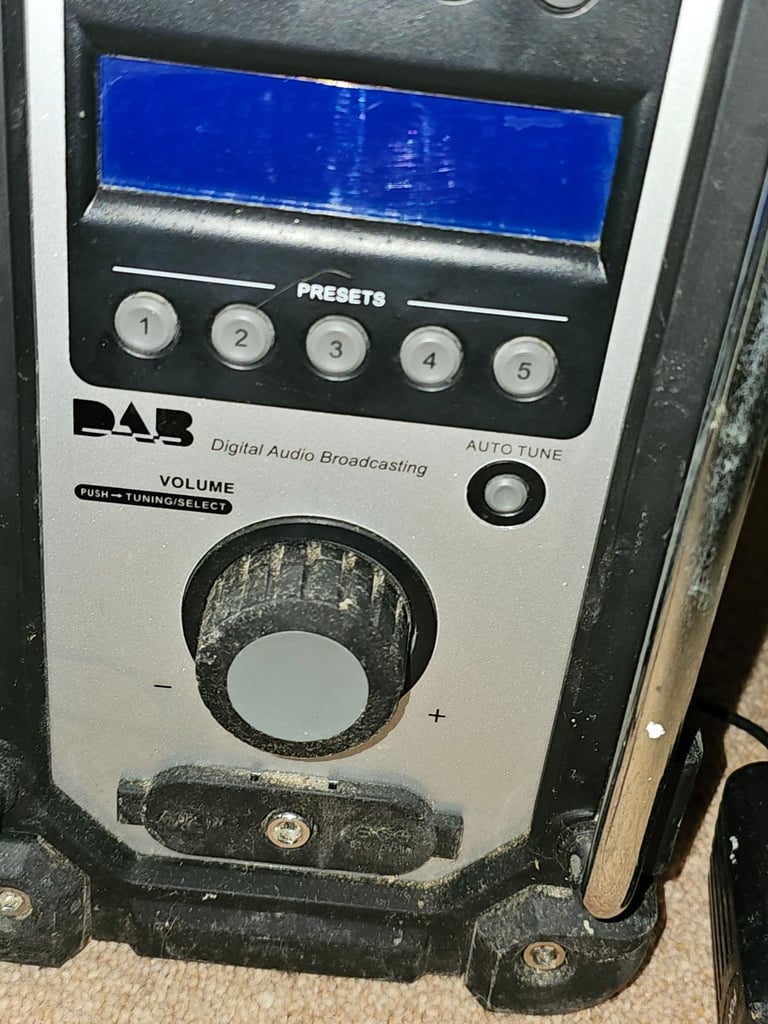  Makita DMR104 DAB/FM Job‑Site Radio – White – Makita DMR110 DAB/FM Site Radio - Barely Used