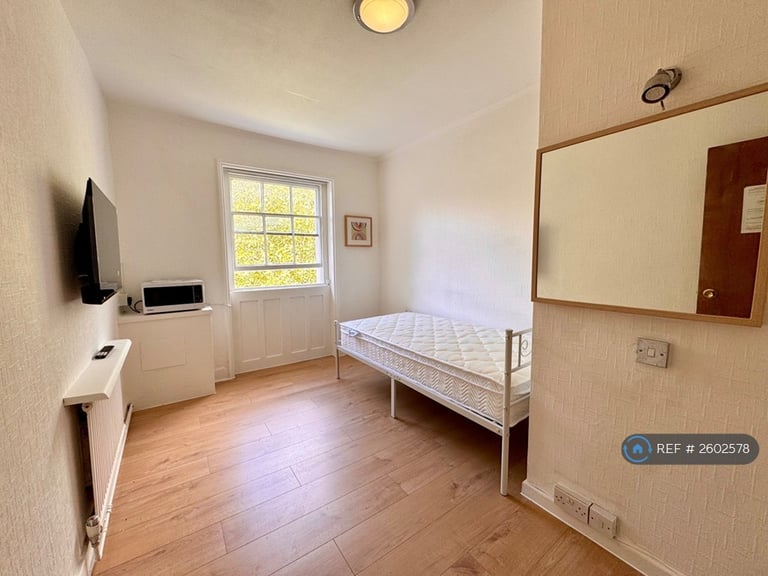 1 bedroom in Sussex Gardens, London, W2 (#2602578)