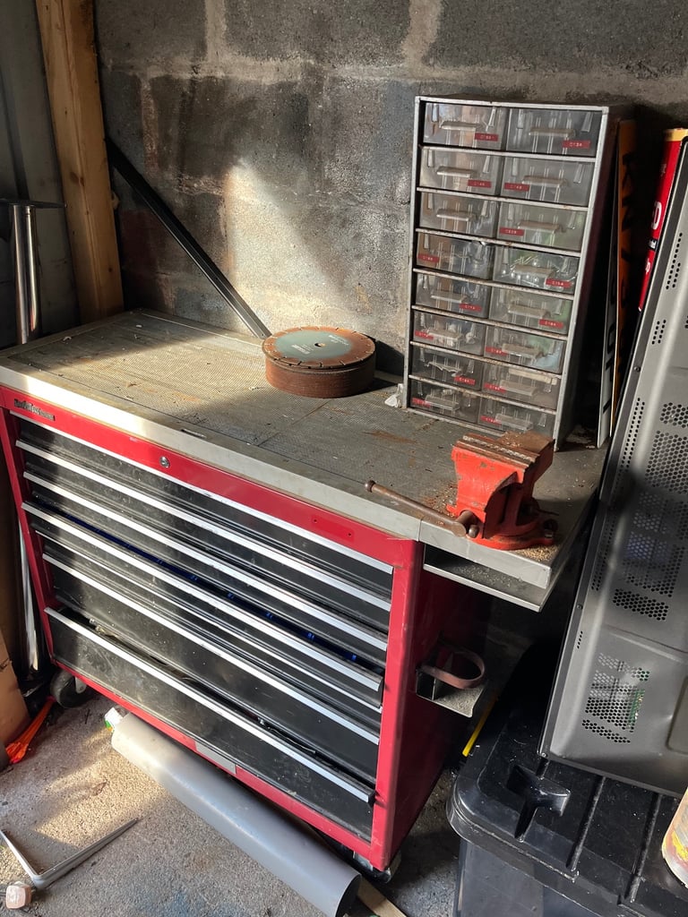 image for Large roller chest 