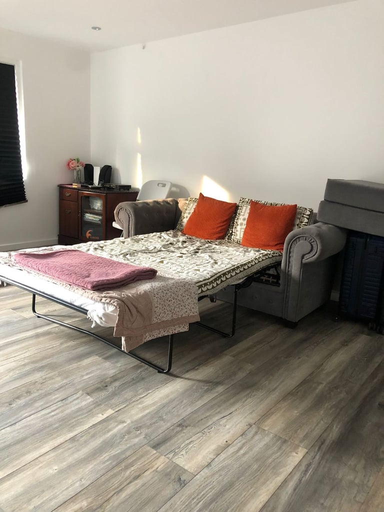 en-Studio Room near Sutton Common station