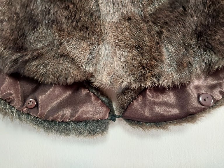 ACRYLIC/POLYESTER DETATCHED FUR COLLAR WITH 4 PAIRS OF LADIES GLOVES - NO IDEA OF AGE