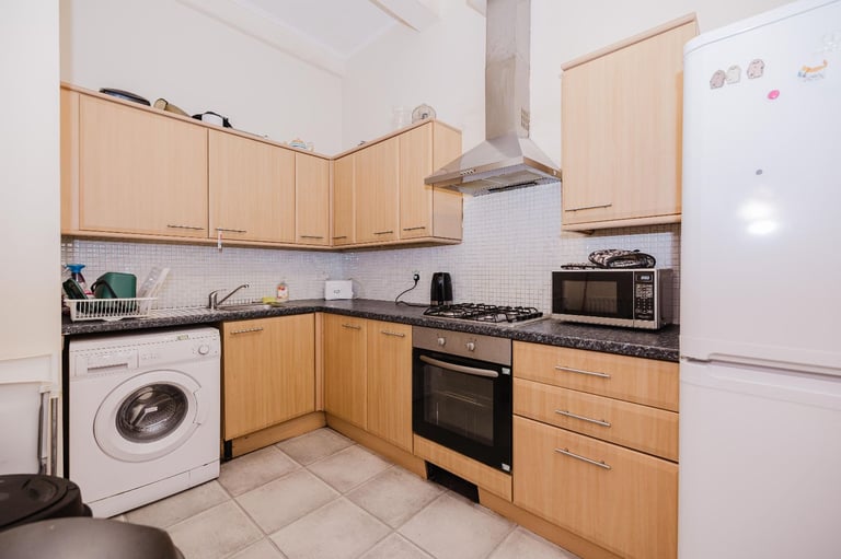 Very spacious, top floor, 3 bedroom, HMO flat - available NOW