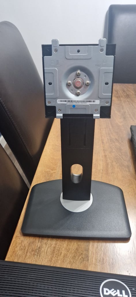 2 x Dell P2213t monitors 22" with adjustable stands