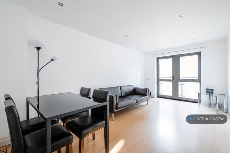 2 bedroom flat in Hoxton Square, London, N1 (2 bed) (#2247782)