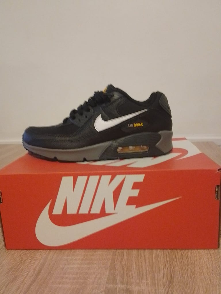 image for Nike Air Max 90 – New in Box – Size 6Y (UK 5.5) 