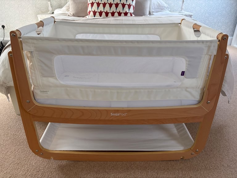 SnuzPod 4 with mattress protector and sheets