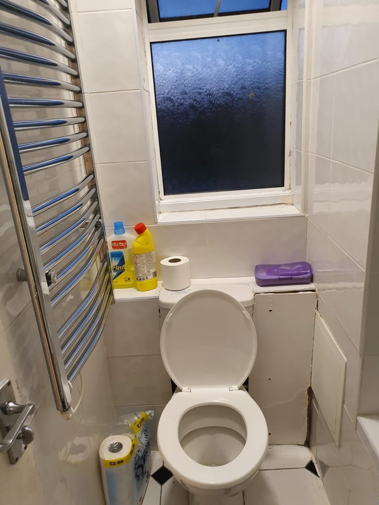 To rent a small master double room in shared flat in Swiss cottage (NW6 4RP)