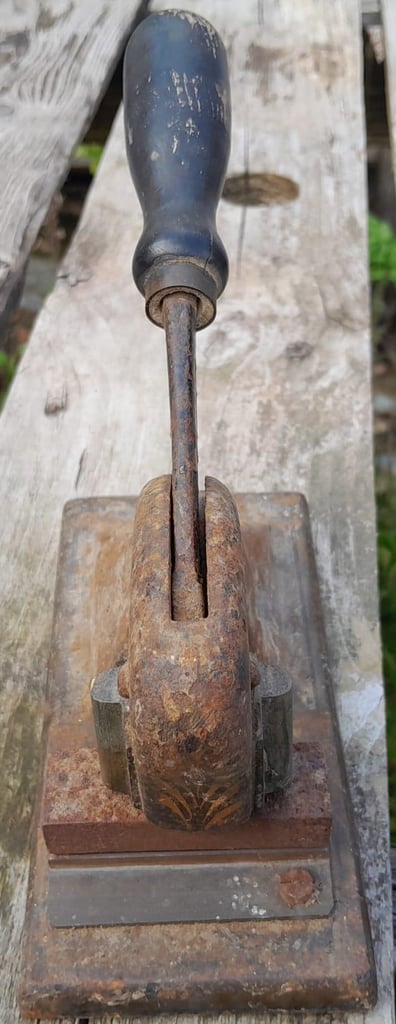 ANTIQUE CAST IRON DESK TOP EMBOSSING MACHINE