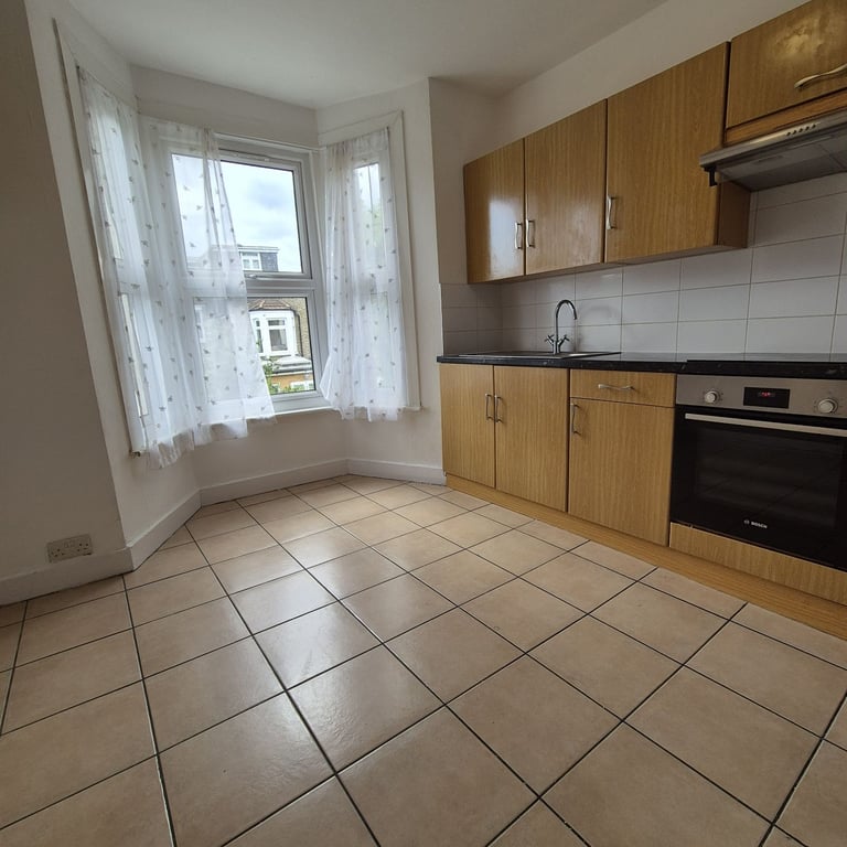 Very large 3 bedroom house for rent in the heart of Enfield EN8! Viewings start now