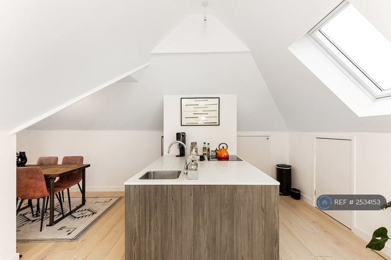 1 bedroom flat in Ambleside Avenue, London, SW16 (1 bed) (#2534153)