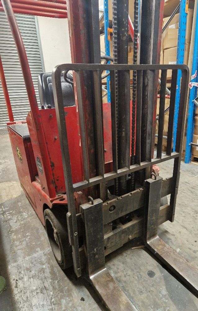 FORK LIFT TRUCK